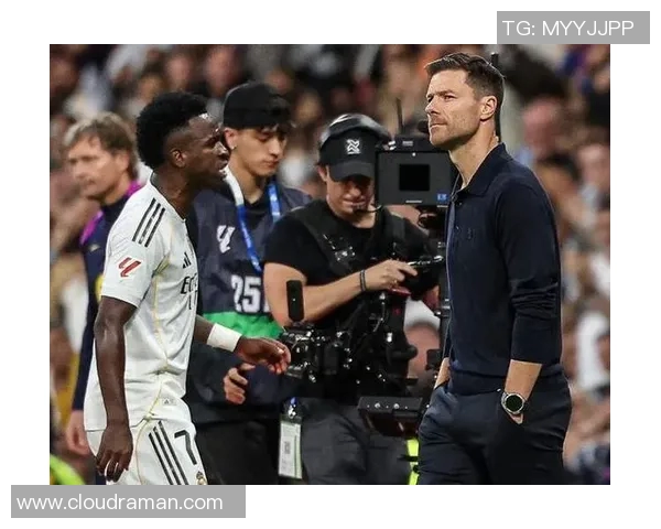 足球场上风云再起 球星们因情绪失控爆发冲突 谁能冷静掌控局面